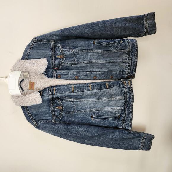 Levi's Jackets & Blazers - Stylish Levi's Denim Trucker Jacket with Sherpa Lining